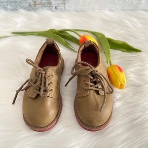 OshKosh Toddler Shoes Size 5- Tan